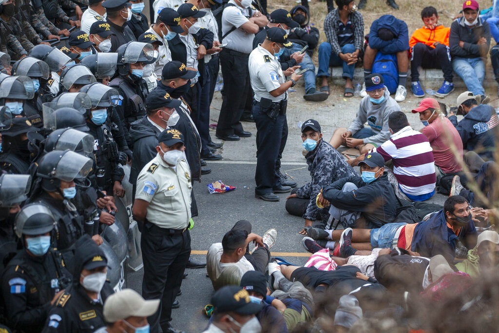 Soldados guatemaltecos durante un bloqueo en la frontera de Vado Hondo. AP