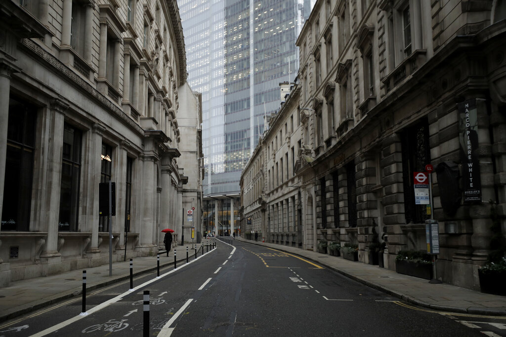 Debido a la crisis del coronavirus esta calle está desierta en Londres el 5 de enero del 2021. (AP)