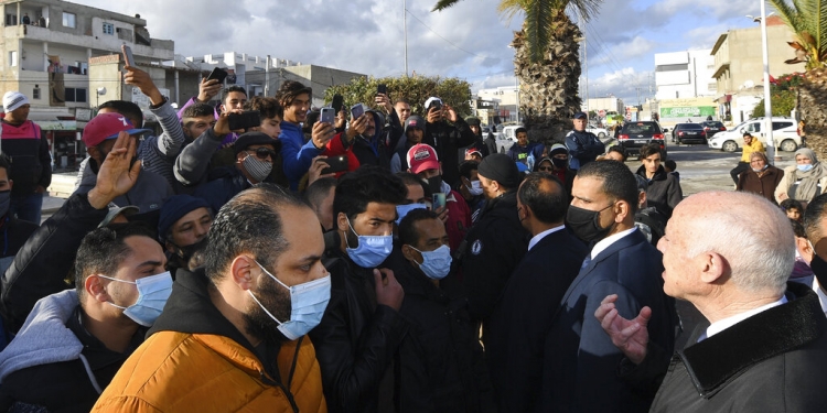 En esta fotografía proporcionada por la oficina del presidente tunecino, el mandatario Kais Saied (derecha) se reúne con unas personas en Mnihla, Túnez, el lunes 18 de enero de 2021. (Slim Abid/ Oficina del Presidente de Túnez vía AP)