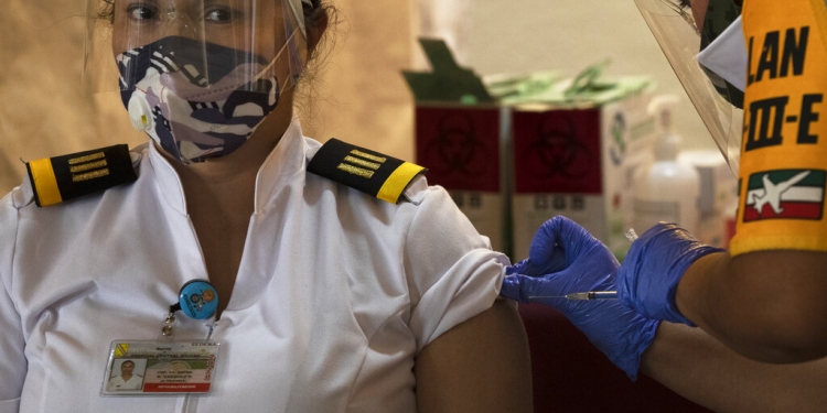 La Capitán del Ejército Mexicano Karina del Carmen Vázquez es vacunada contra el COVID-19 en el Hospital Central Militar de la Ciudad de México, el martes 29 de diciembre de 2020. (AP)