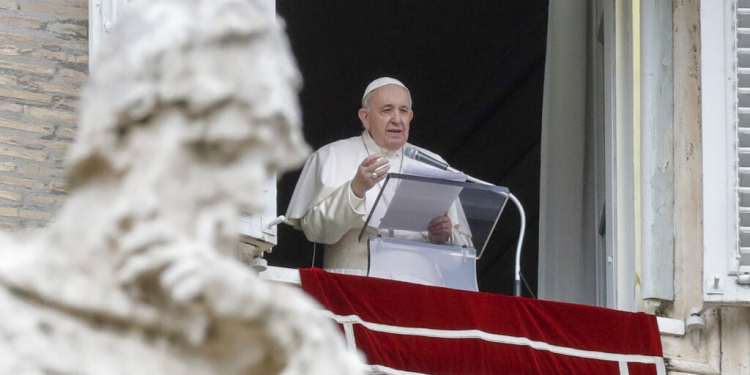 Foto tomada el 8 de diciembre del 2020 del papa Francisco en el Vaticano. (AP)