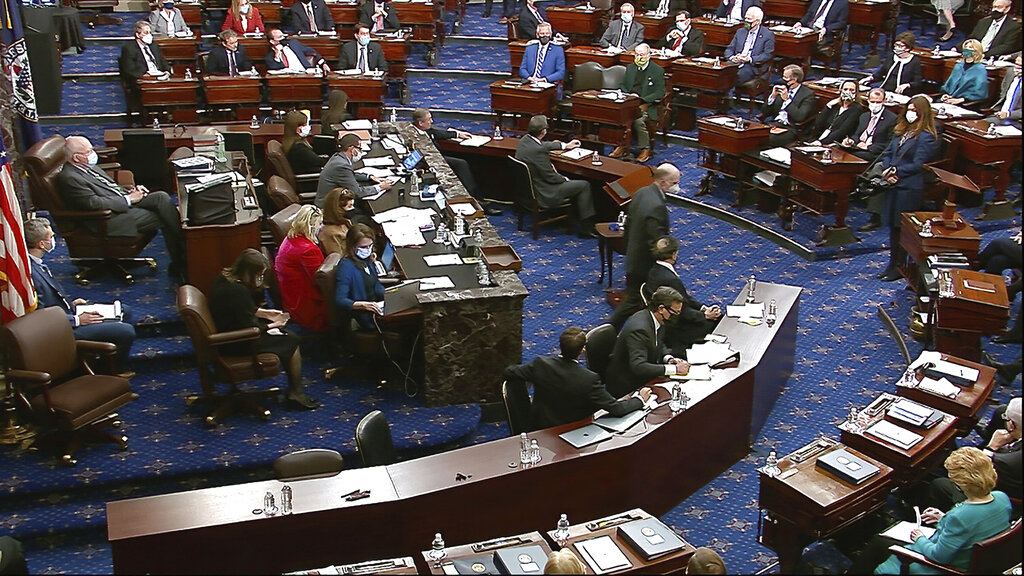 En esta imagen de video, el Senado vota sobre una moción para llamar testigos durante el segundo juicio político al expresidente Donald Trump, el sábado 13 de febrero de 2021, en el Senado de Estados Unidos, en Washington. (Televisión del Senado de EEUU vía AP)