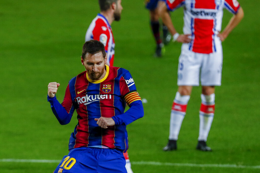 El argentino Lionel Messi, del Barcelona, festeja luego de anotar ante el Alavés, el sábado 13 de febrero de 2021, en un partido de La Liga (AP foto/Joan Monfort)
