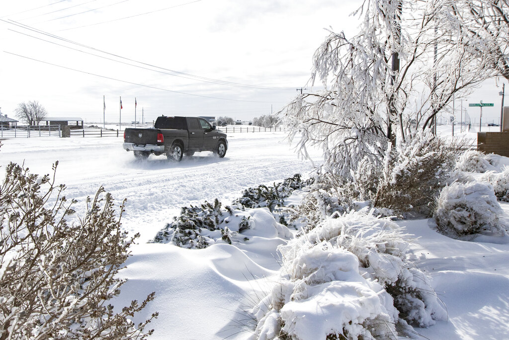 Nieve y hielo cubren parte de la Avenida Grandview y la Calle Charles Walker, el lunes 15 de febrero de 2021 en Odessa, Texas. (Jacob Ford/Odessa American via AP)
