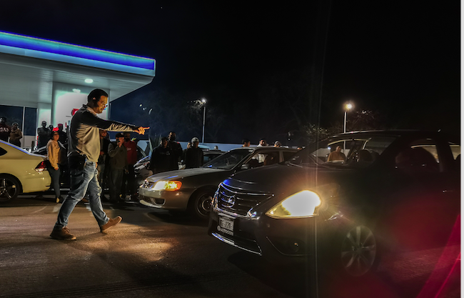 La gasolinera se torna en una isla apartada de la pandemia. Todos se divierten sin cubrebocas. FOTOS: YARHIM JIMÉNEZ