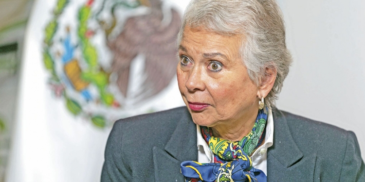 Olga Sánchez, primera mujer en encabezar aniversario de la Constitución