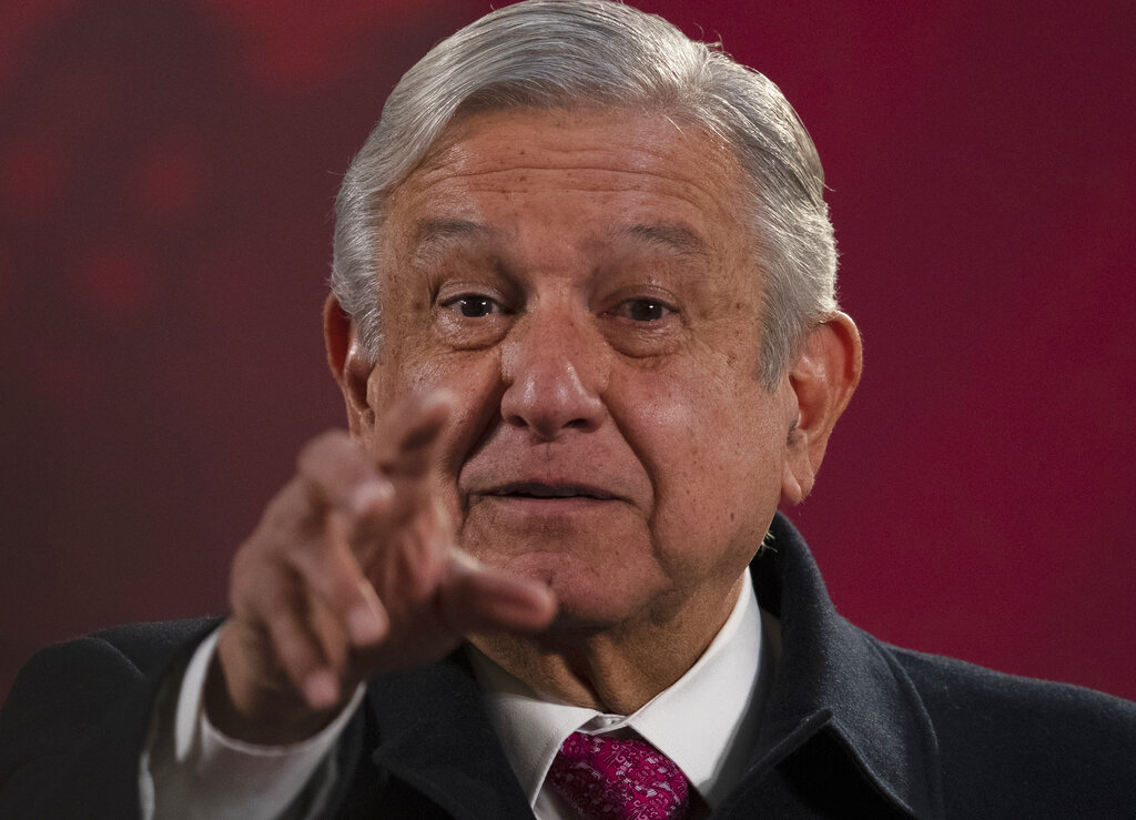 El presidente de México Andrés Manuel López Obrador da su conferencia de prensa matutina programada regularmente conocida como La Mañanera en el Palacio Nacional de la Ciudad de México, el viernes 18 de diciembre de 2020. (AP Foto/Marco Ugarte)