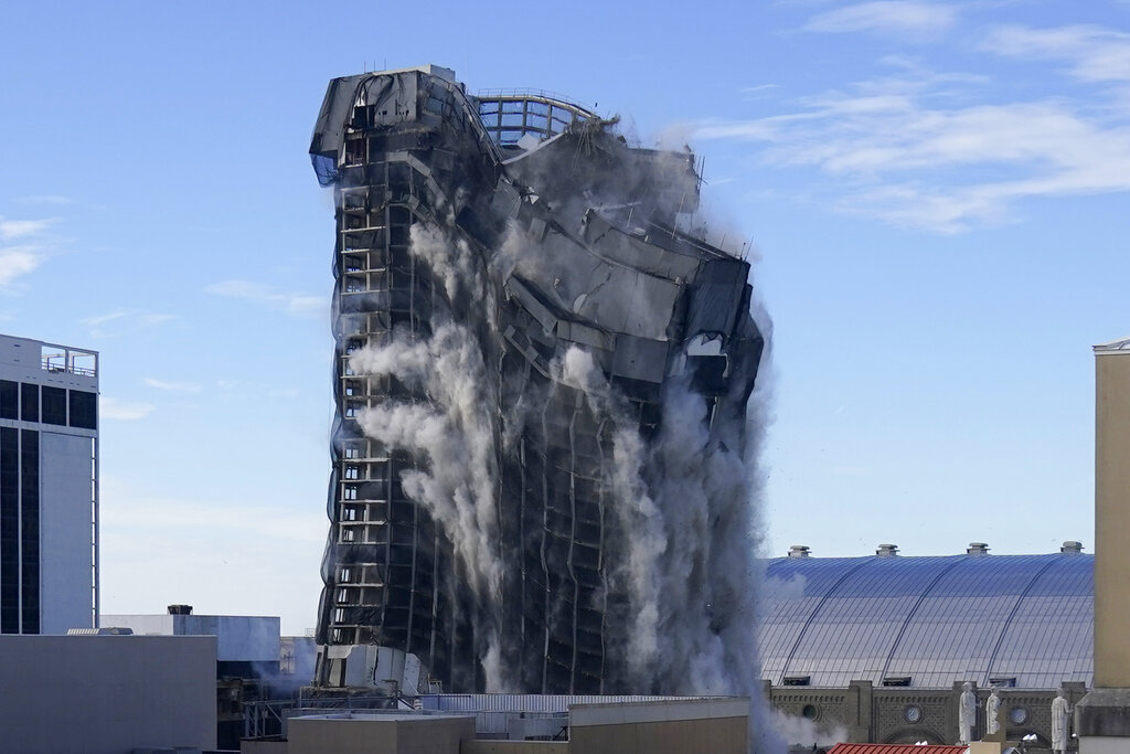 El edificio que alojaba el casino Trump Plaza se derrumba tras una implosión el miércoles 17 de febrero de 2021. Otrora la joya del imperio de casinos Trump, ha quedado reducido a escombros. (AP Foto/Seth Wenig)