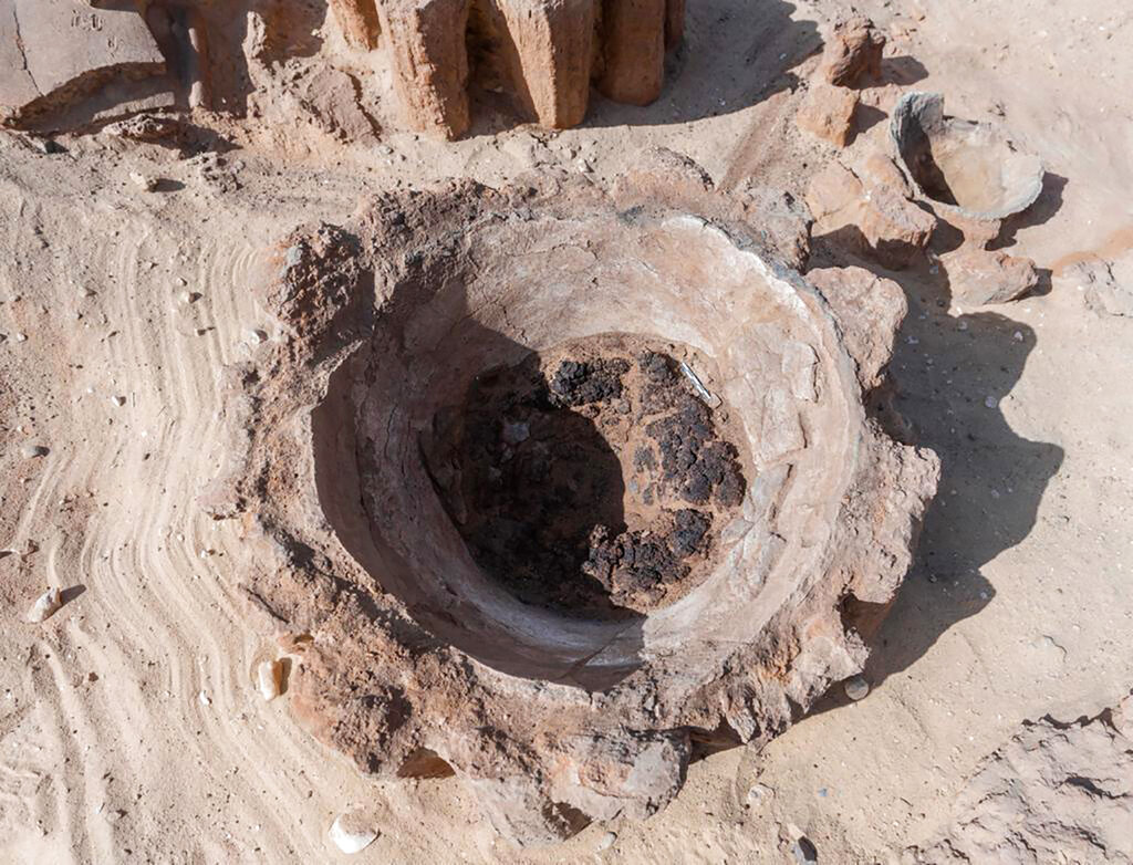 Un recipiente de cerámica que según arqueólogos se utilizó para fabricar cerveza en el Antiguo Egipto. Está ubicada cerca de Abydos, en Egipto. Foto cortesía de la Autoridad de Antigüedades de Egipto.  (Autoridad de Antigüedades de Egipto via AP)