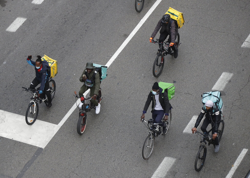 ARCHIVO - En esta fotografía del 5 de noviembre de 2020, ciclistas que entregan alimentos protestan contra las restricciones impuestas por el gobierno para frenar la propagación del coronavirus, en Milán, Italia. (AP Foto/Luca Bruno)