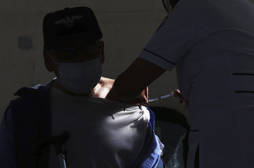 Un hombre recibe la vacuna contra el coronavirus en el distrito de Magdalena Contreras en la Ciudad de México, el martes 16 de febrero de 2021, mientras el país empieza a vacunar a las personas mayores de 60 años contra el virus. (AP Foto/Marco Ugarte)
