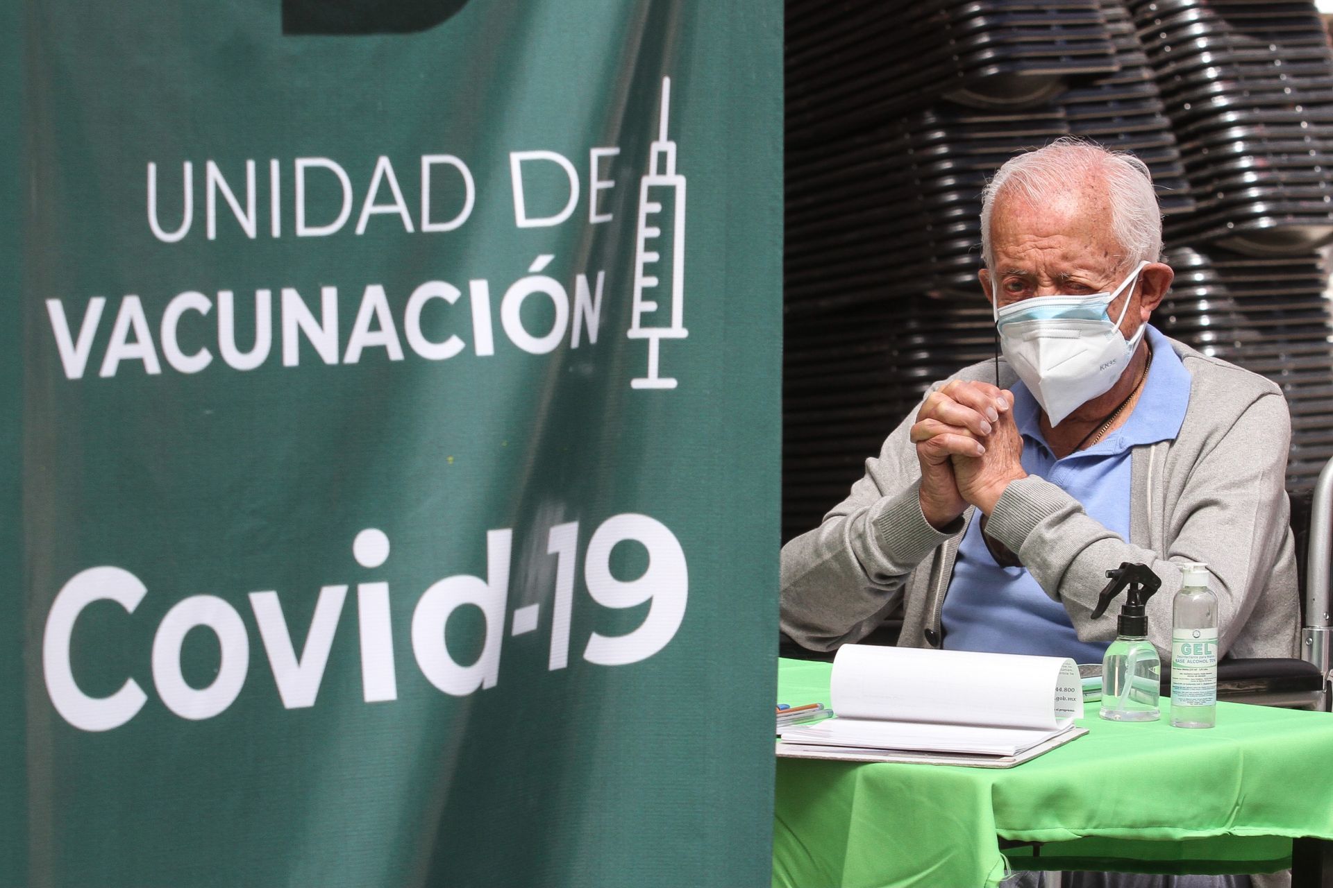 CIUDAD DE MÉXICO, 16FEBRERO2021.- Continúa la vacunación contra COVID-19 del la farmacéutica AstraZeneca en adultos de 60 años y mayores, esto en las alcaldías Cuajimalpa, Milpa Alta y Magdalena Contreras. En el último reporte, publicado por el gobierno de la ciudad se informó que se contabilizaron 30 mil 332 adultos mayores vacunados en las alcaldías antes mencionadas. 
FOTO: ROGELIO MORALES /CUARTOSCURO.COM