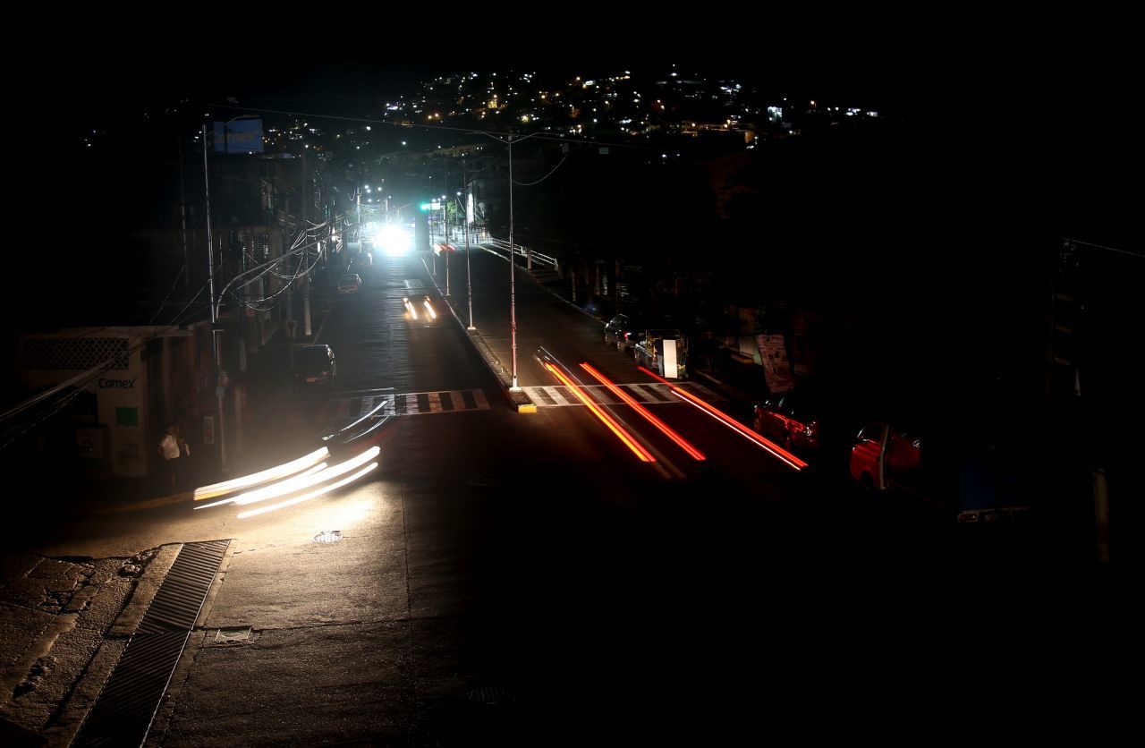 ACAPULCO, GUERRERO, 16FEBRERO2021.- Los cortes de luz anunciados por el Centro Nacional de Control de Energía afectaron por algunas horas a varias colonias de Acapulco. 
FOTO: CARLOS ALBERTO CARBAJAL/CUARTOSCURO.COM