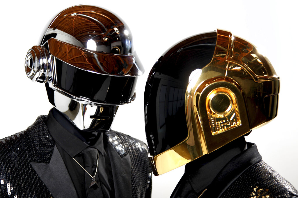 ARCHIVO - En esta foto del 17 de abril de 2013, Thomas Bangalter, a la izquierda, y Guy-Manuel de Homem-Christo, de Daft Punk, posan en Los Ángeles. El dúo francés de música electrónica galardonado con seis premios Grammy anunció el lunes su separación. (Foto por Matt Sayles/Invision/AP, Archivo)