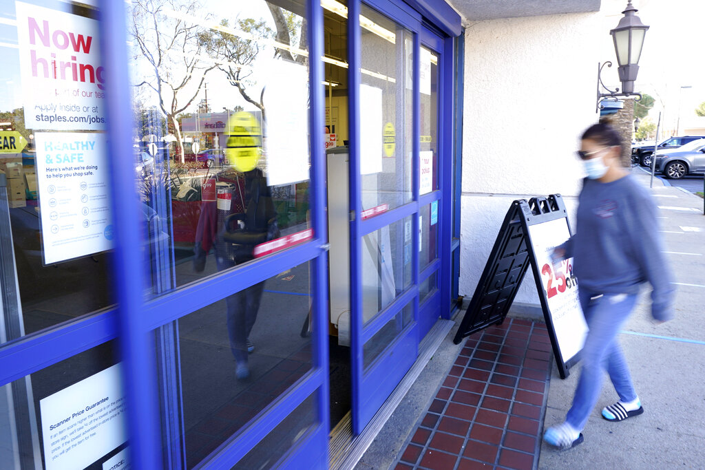 Una cliente ingresa a una tienda de la cadena Staple que solicita personal, el martes 2 de febrero de 2021, en Simi Valley, California. (AP Foto/Mark J. Terrill)