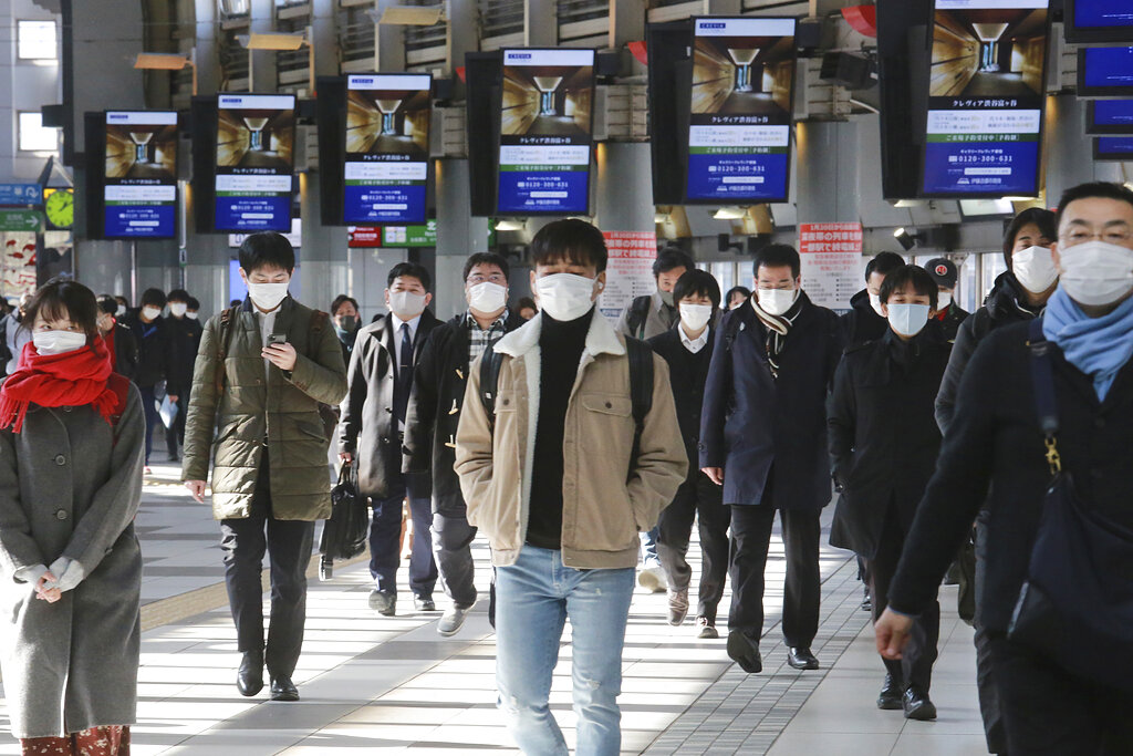 Unas personas caminan por una estación de trenes en Tokio, el 3 de febrero de 2021. (AP Foto/Koji Sasahara)