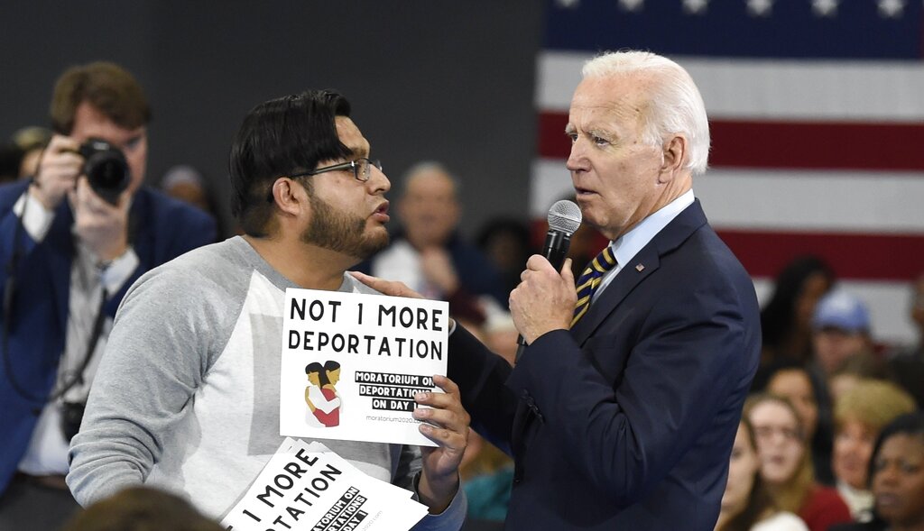 El aspirante presidencial demócrata Joe Biden habla con un manifestante que se opone a su posición sobre las deportaciones durante un mitin el jueves 21 de noviembre de 2019 en la Universidad Lander, en Greenwood, Carolina del Sur. (AP Foto/Meg Kinnard, archivo)
