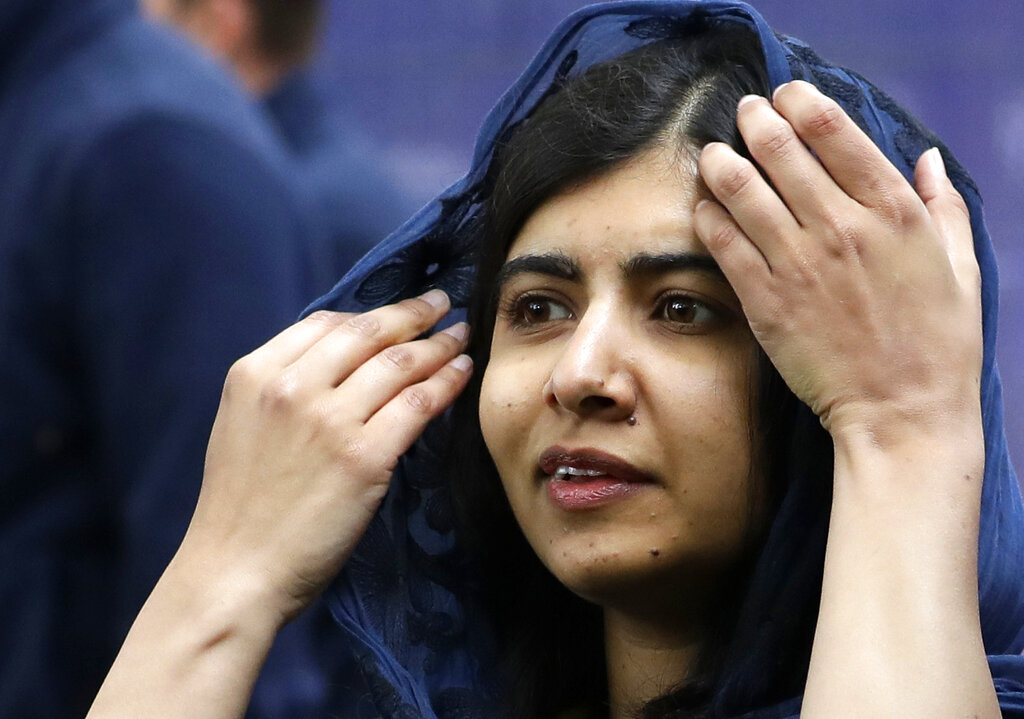 ARCHIVO - En esta foto de archivo del 29 de mayo de 2019, entrevistan a Malala Yousafzai, Premio Nobel de la Paz, en Londresw. Un miliciano talibán que la hirió a tiros en 2012 ha amenazado con atentar contra su vida y ha dicho en un tuit que la próxima vez no habrá error. Twitter cerró inmediatamente la cuenta. (AP Foto/Kirsty Wigglesworth, File)