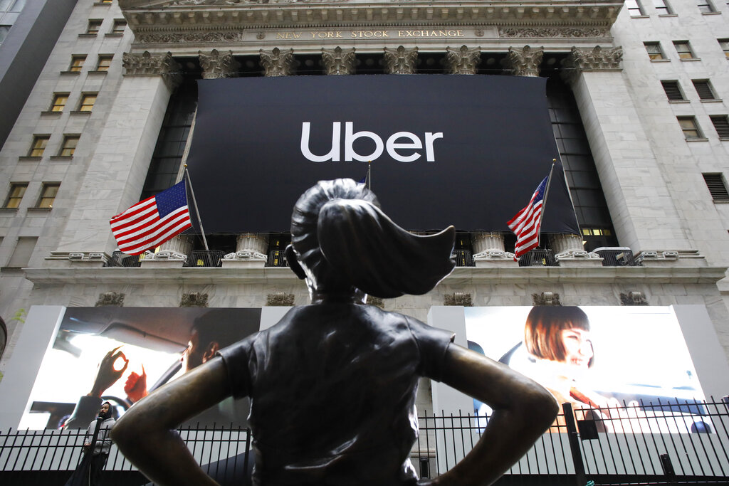 Fotografía de archivo del 10 de mayo de 2019 de la estatua de La niña sin miedo frente a la Bolsa de Valores de Nueva York antes de que Uber, el servicio de transporte por aplicación más grande del mundo, tenga su oferta pública inicial. (AP Foto/Mark Lennihan)