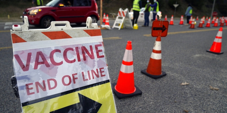 Conductores con cita ingresan en el megacentro de vacunación contra el COVID-19 instalado en el estacionamiento del Dodger Stadium en Los Ángeles, el sábado 30 de enero de 2021. (AP)