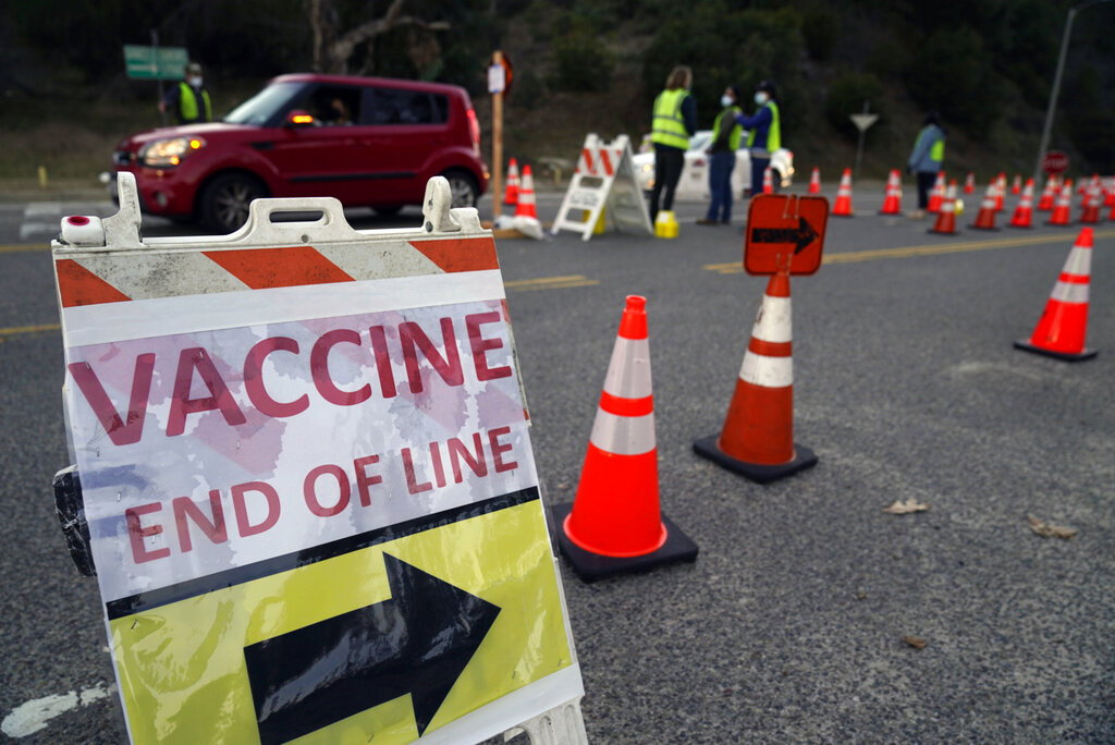 Conductores con cita ingresan en el megacentro de vacunación contra el COVID-19 instalado en el estacionamiento del Dodger Stadium en Los Ángeles, el sábado 30 de enero de 2021. (AP)