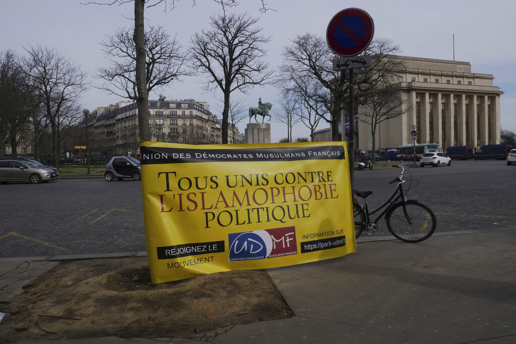 Un cartel que dice todos unidos contra la islamofobia es desplegado en una concentración en París, 14 de febrero de 2021. Los manifestantes se oponen a un proyecto de ley contra el extremismo que dicen atenta contra la libertad religiosa y convierte a todos los musulmanes en sospechosos en potencia. (AP Foto/Thibault Camus)
