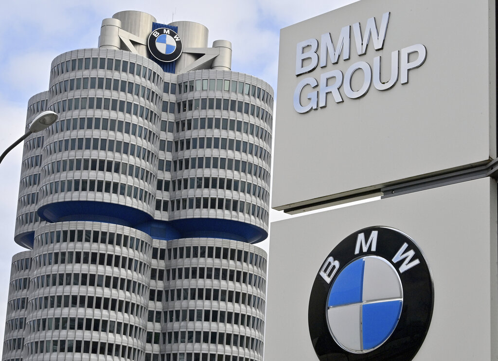 La foto muestra la sede del BMW Group en Munich, Alemania, miércoles 17 de marzo de 2021. BMW dijo que acelerará la producción de autos eléctricos, los que constituirán el 50% de sus ventas globales para el 2030. (Peter Kneffel/dpa via AP)