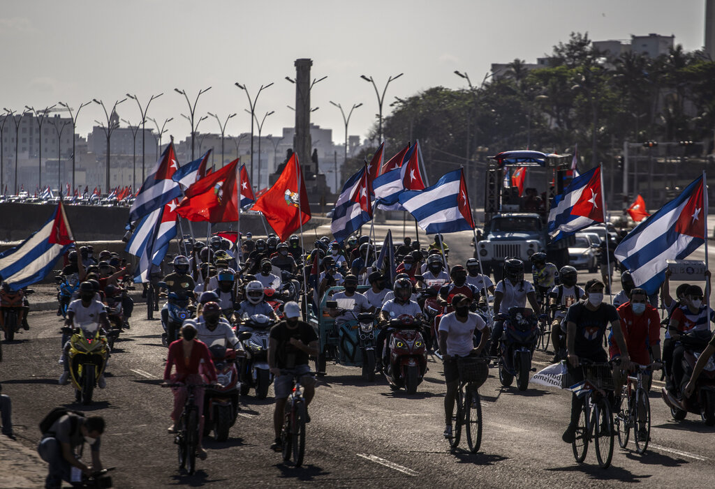 La gente monta bicicletas, motocicletas y automóviles en el Malecón durante una manifestación para exigir el fin del bloqueo de Estados Unidos contra la nación isleña en La Habana, Cuba, el domingo 28 de marzo de 2021. (Foto AP/Ramón Espinosa)