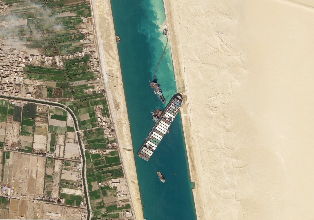 ARCHIVO - En esta imagen del 28 de marzo de 2021, una fotografía de satélite de Planet Labs Inc. muestra el carguero MV Ever Given atascado en el Canal de Suez, cerca de Suez, Egipto. (Planet Labs Inc. via AP)