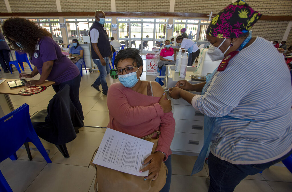 Sinkameng Moilwa, una enfermera, recibe la vacuna de coronavirus de Johnson & Johnson, en el centro de vacunación en el Hospital Académico Chris Hani Baragwanath, en Johannesburgo, Sudáfrica, el 26 de marzo de 2021. (AP Foto/Themba Hadebe)