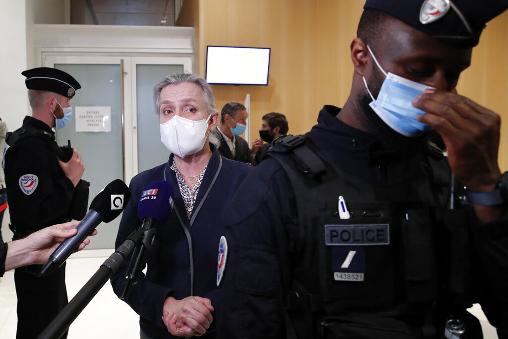 La doctora Irene Frachon, quien descubrió que el medicamento Mediator podría tener un efecto secundario mortal, habla con los reporteros mientras sale de un tribunal de París, el lunes 29 de marzo de 2021. (AP Foto/Francois Mori)