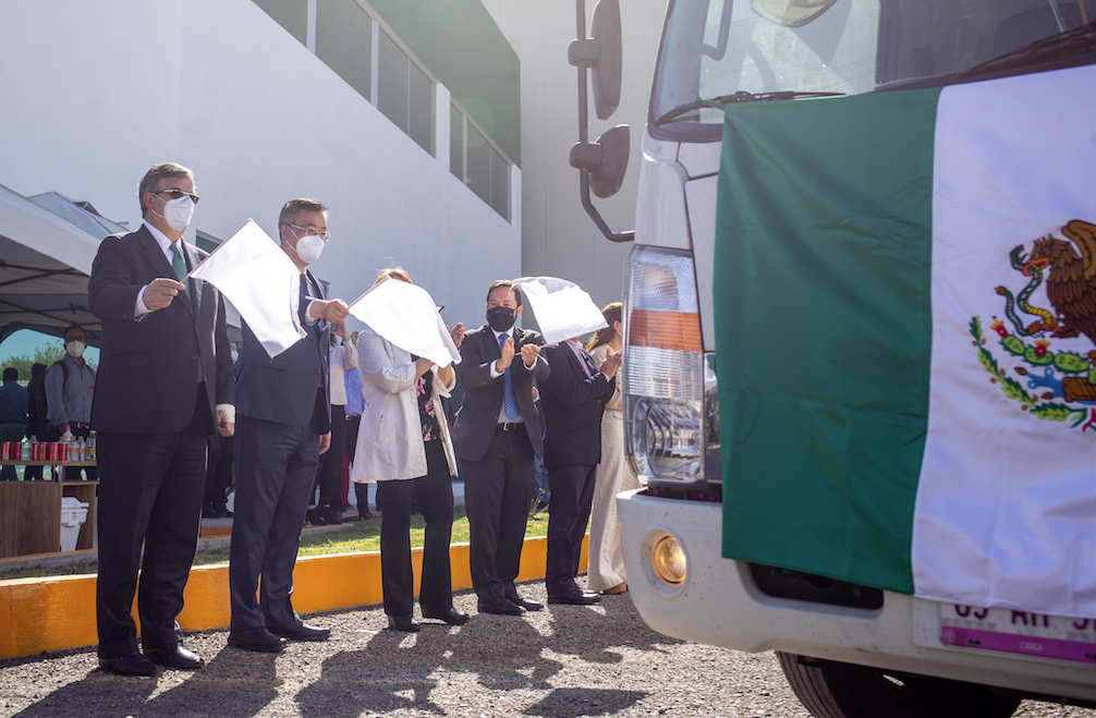 Marcelo Ebrard Casaubón dio el banderazo de salida a CanSInoBio, acompañado por el embajador de China en México, Zhu Qingqiao (centro izq.). FOTOS: YARHIM JIMÉNEZ
