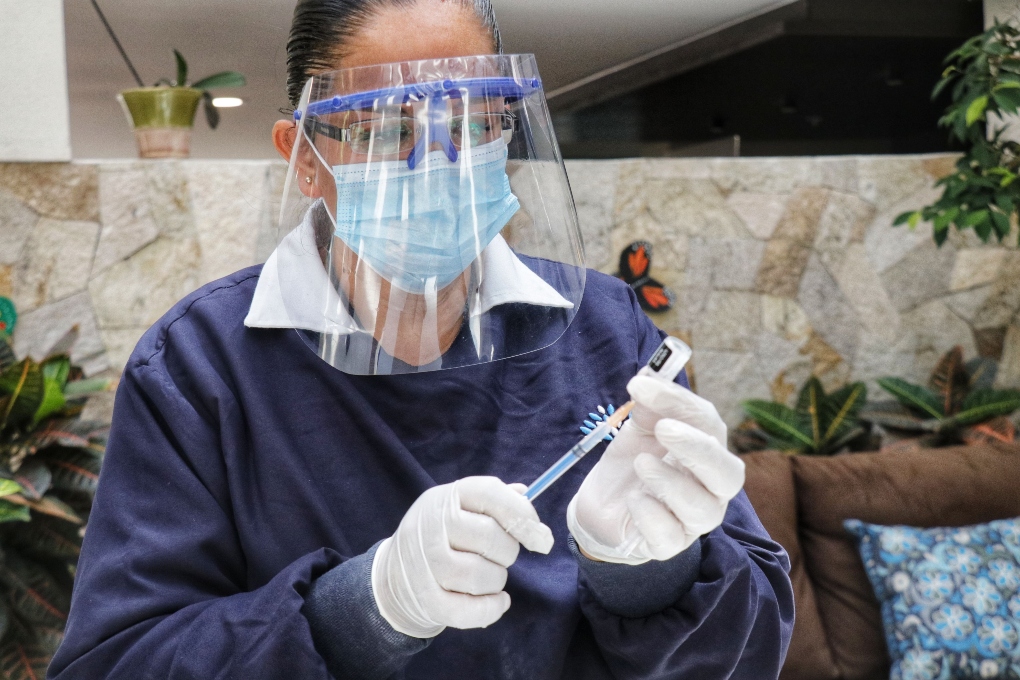 Continúa la vacunación para docentes en cinco entidades SEP / Foto: Isai López