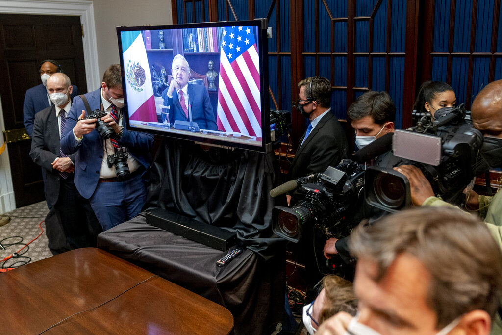 El presidente estadounidense Joe Biden sostiene una reunión virtual el lunes 1 de marzo de 2021 con su homólogo mexicano Andrés Manuel López Obrador (en la pantalla), en la Sala Roosevelt de la Casa Blanca, en Washington. (AP Foto/Andrew Harnik)