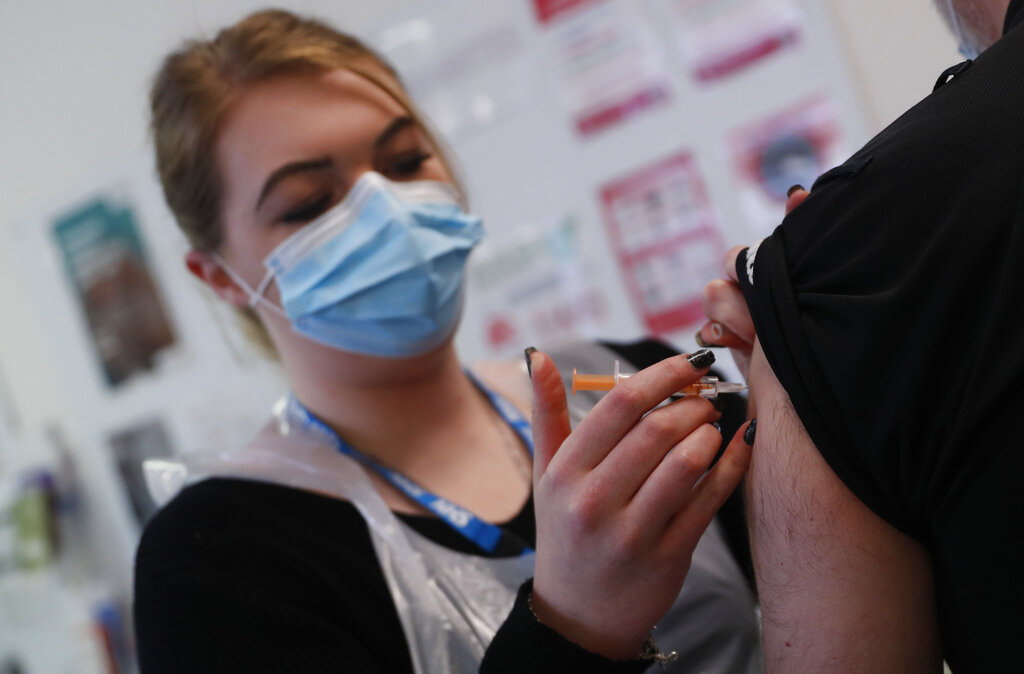 La técnica farmacéutica Katrina Bonwick inyecta la vacuna de  AstraZeneca contra el COVID-19 en un consultorio en Luton, Inglaterra, jueves 18 de marzo de 2021. (AP Foto/Alastair Grant)