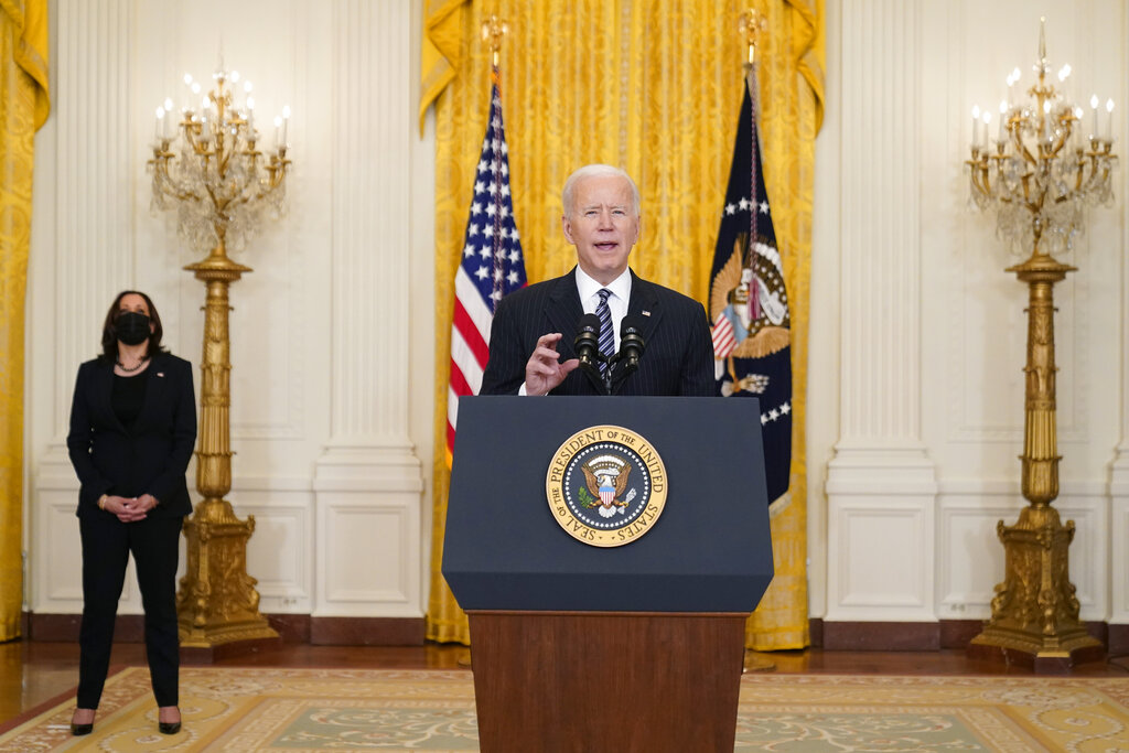 El presidente Joe Biden da un informe sobre vacunas de COVID-19 desde la Sala Este de la Casa Blanca, el jueves 18 de marzo de 2021, en Washington.  (AP Foto/Andrew Harnik)