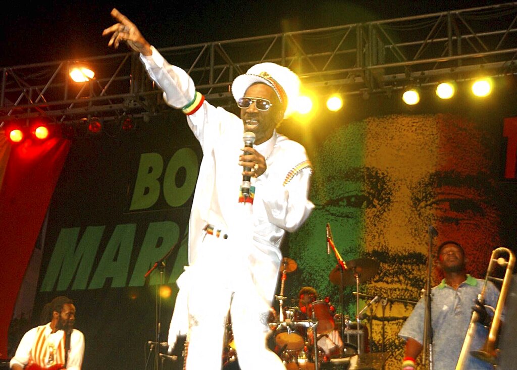 ARCHIVO - En esta foto del 6 de febrero de 2005, Bunny Wailer canta en el concierto One Love para celebrar el 60mo natalicio de Bob Marley, en Kingston, Jamaica. Wailer, un astro del reggae y el último miembro sobreviviente del emblemático grupo The Wailers, murió el martes 2 de marzo de 2021 a los 73 años. (AP Foto/Collin Reid, Archivo)
