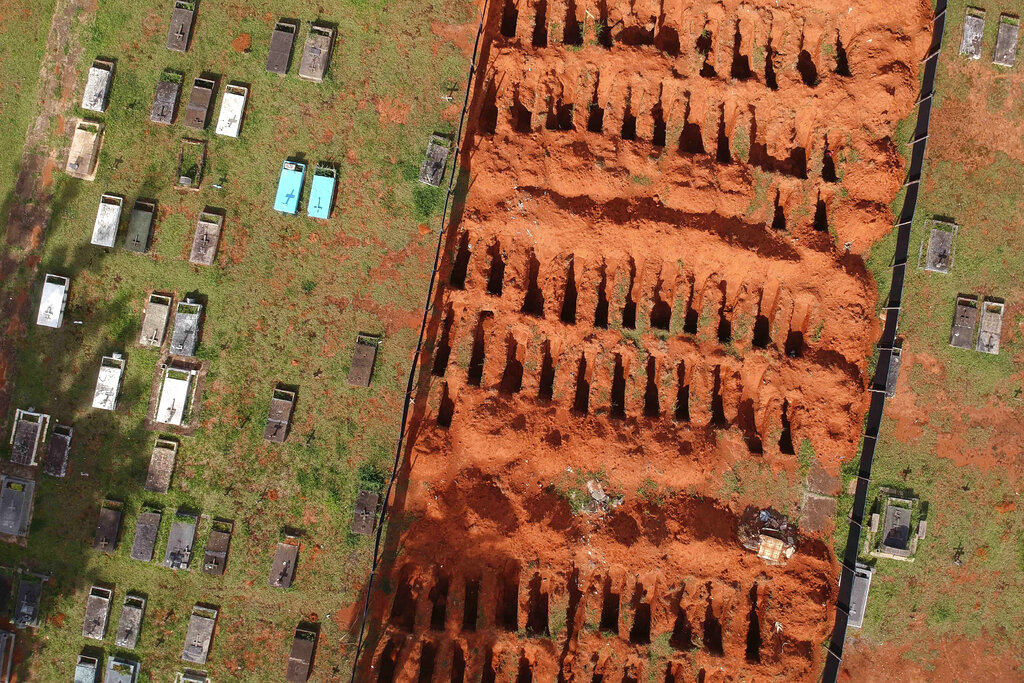 Tumbas recién cavadas quedan expuestas en el cementerio de Campo da Esperanca, el martes 23 de marzo de 2021, en Brasilia. (AP Foto/Eraldo Peres)