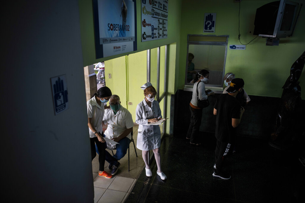 Trabajadores de la salud realizan pruebas en voluntarios de la vacuna Soberana-02 para COVID-19 como parte de la Fase III de una de las dos vacunas cubanas experimentales en La Habana, Cuba, el miércoles 24 de marzo de 2021. (Ramón Espinosa/Foto Pool, vía AP)