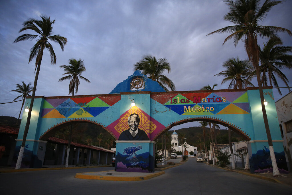 Un mural de Nelson Mandela decora la entrada de las Islas Marías, un penal en una isla en México ahora cerrado, el 17 de marzo de 2019. (AP Foto/Rebecca Blackwell, File)