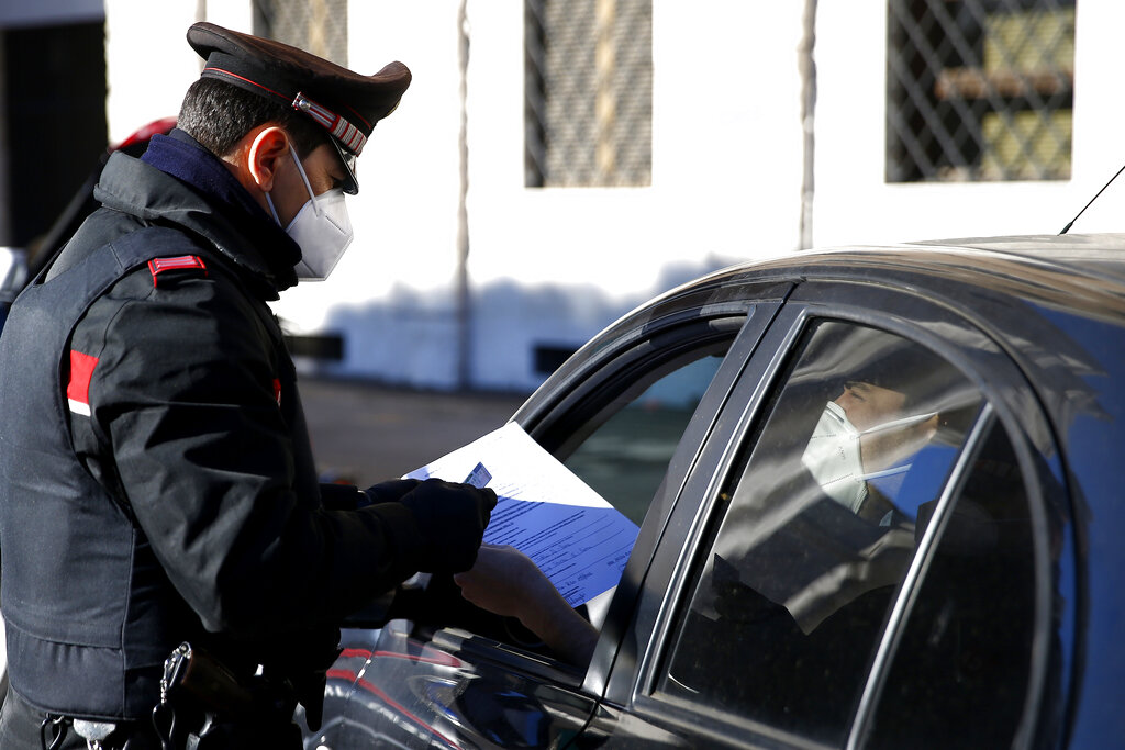 Un agente de los carabinieri comprueba documentos en un control de acceso en Roma, el lunes 15 de marzo de 2021. (Cecilia Fabiano/LaPresse via AP)