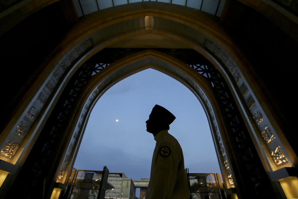 Una persona en una mezquita de Kuala Lumpur, Malasia el 16 de mayo del 2019. (AP Photo/Annice Lyn, File)