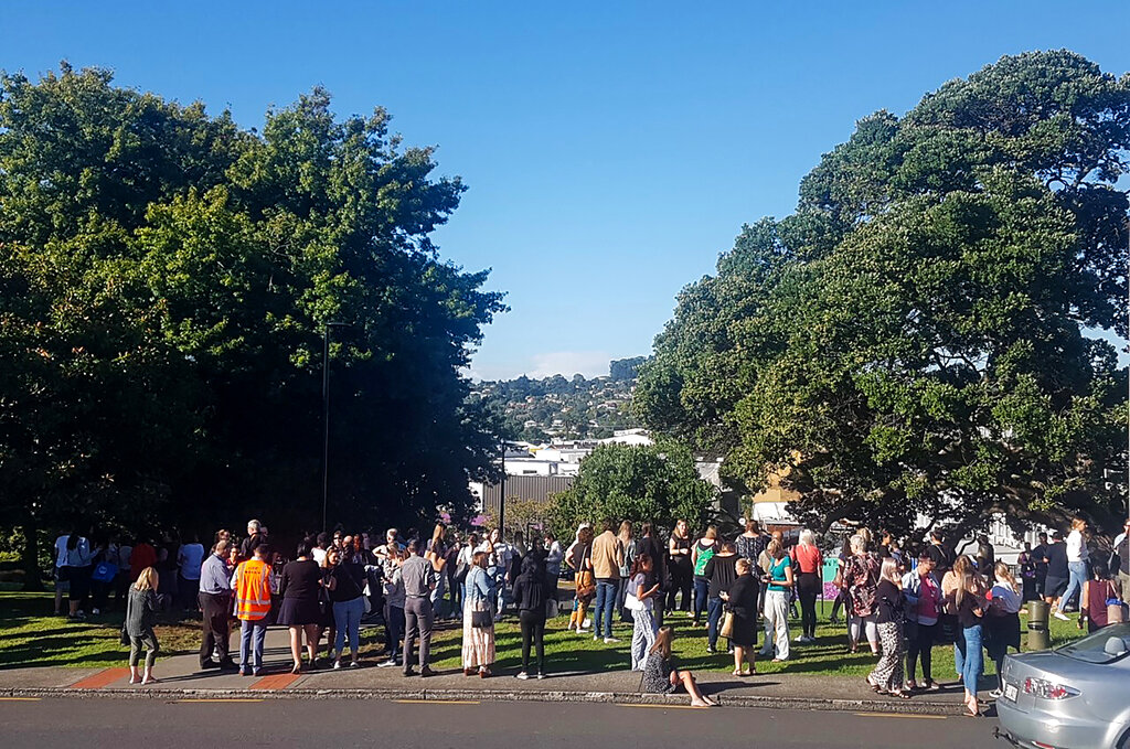 Personas se reúnen en terreno elevado después de que se emitió una alerta de tsunami el viernes 5 de marzo de 2021, en Whangarei, Nueva Zelanda. (Mike Dinsdale/New Zealand Herald via AP)