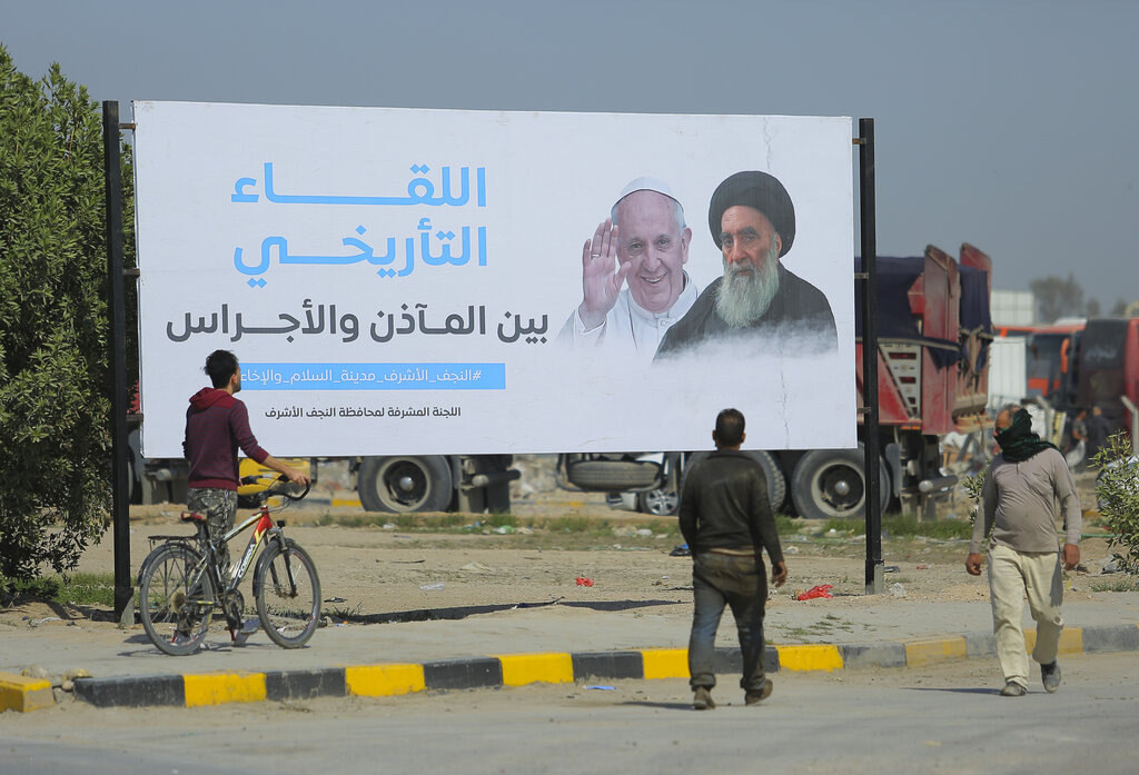Un gran cartel anuncia el encuentro entre el papa Francisco y el gran ayatola chiíta Ali al-Sistani en Najaf, Irak, el 3 de marzo del 2021. (AP Photo/Anmar Khalil)
