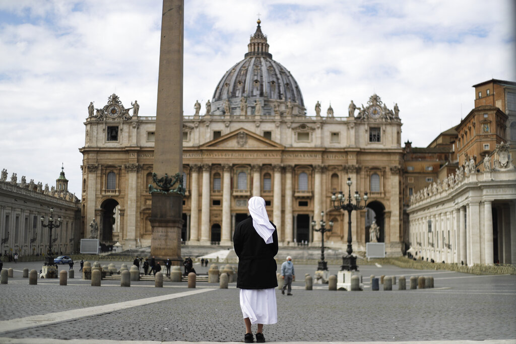 Foto tomada en la Plaza San Pedsro de la Ciudad del Vaticano, el 21 de marzo del 2021.  (AP Photo/Gregorio Borgia)