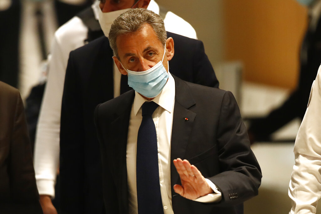 El expresidente francés Nicolas Sarkozy llega a una corte en París el lunes 1 de marzo de 2021 donde es procesado por un caso de corrupción. (AP Foto/Michel Euler)