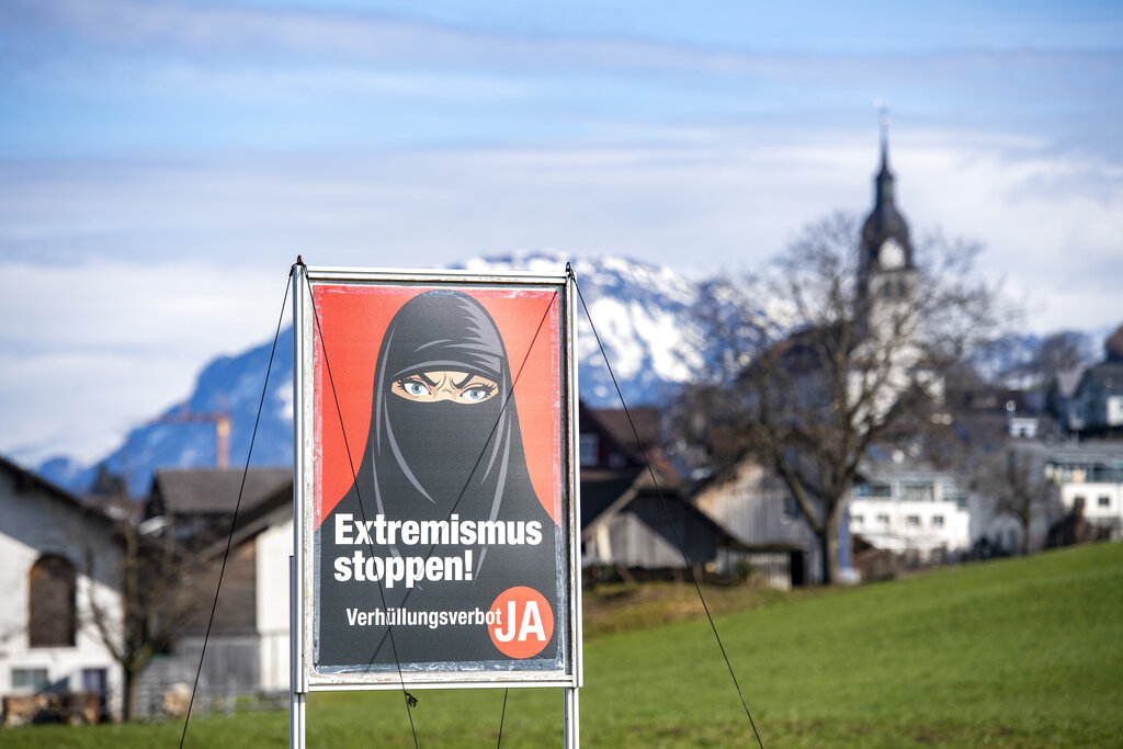 Un póster que apoya la iniciativa para prohibir que la gente se cubra el rostro en la villa Buochs, Suiza, el martes 16 de febrero de 2021. (Urs Flueeler/Keystone vía AP)
