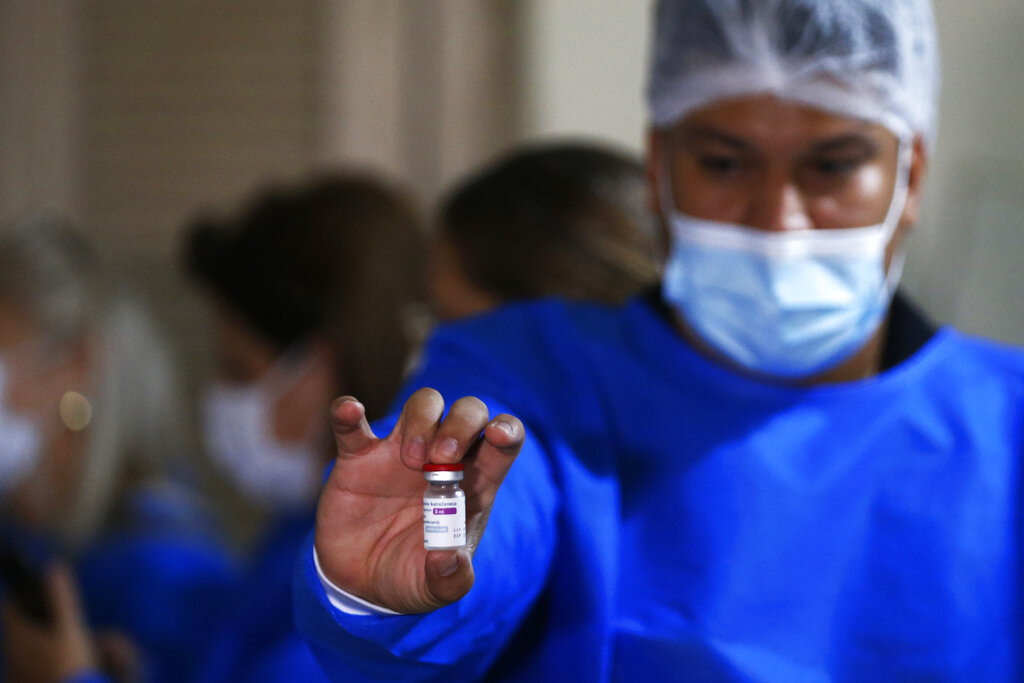 Un enfermero muestra un vial de la vacuna de AstraZeneca contra el COVID-19 en el asilo de ancianos Santo Domingo en Asunción, Paraguay, el sábado 10 de abril de 2021. (AP Foto/Jorge Sáenz)