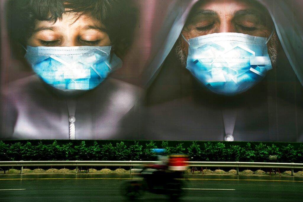 Un anuncio espectacular aconseja a la gente quedarse en casa debido al coronavirus, en Dubái, el 15 de abril de 2020. (AP Foto/Jon Gambrell, File)