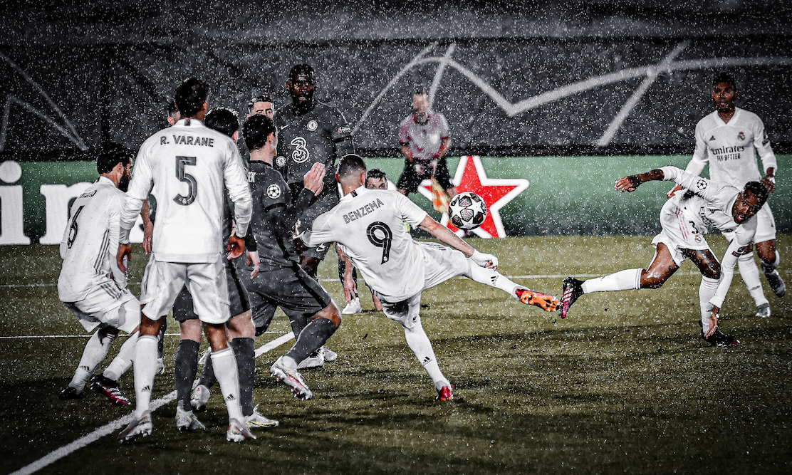 Karim Benzema logró con este remate rescatar al cuadro blanco en el inicio de la serie Semifinal. FOTO: ESPECIAL
